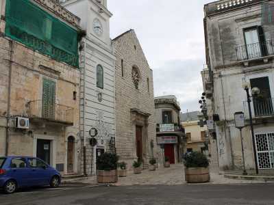 Per raggiungere il centro storico di Valenzano basta entrare in paese da via Bari: l�arteria termina proprio all'ingresso del borgo antico, all'incrocio con corso Aldo Moro (foto di Maria Bruno)